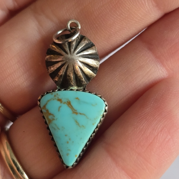 Vintage pendant charm Southwestern style concho silver tone turquoise color - Picture 5 of 10